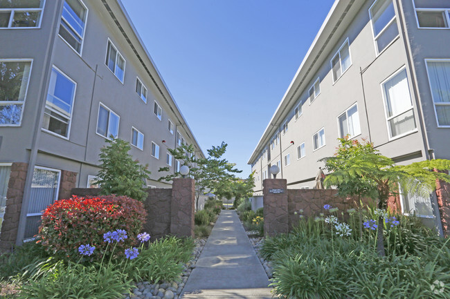 Entrada a la avenida 19 - East 19th Avenue Apartments