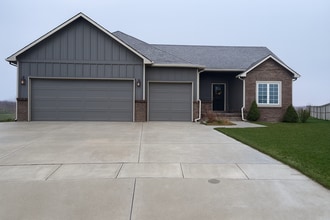 Building Photo - 1107 E Red River Cir