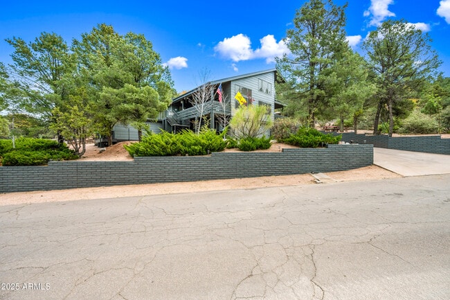 Building Photo - 1207 N Arrowhead Dr