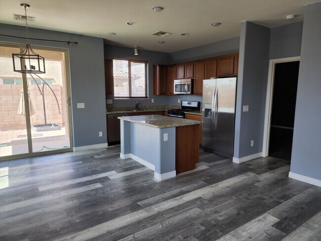Building Photo - Rare 4 bedroom, 2 bathroom single level Qu...