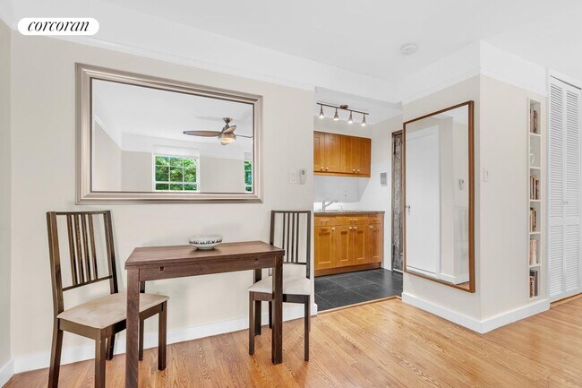 Foto del edificio - 446 W 25th St