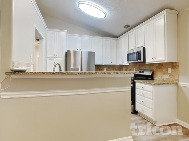 Building Photo - 449 Sarah's Ln