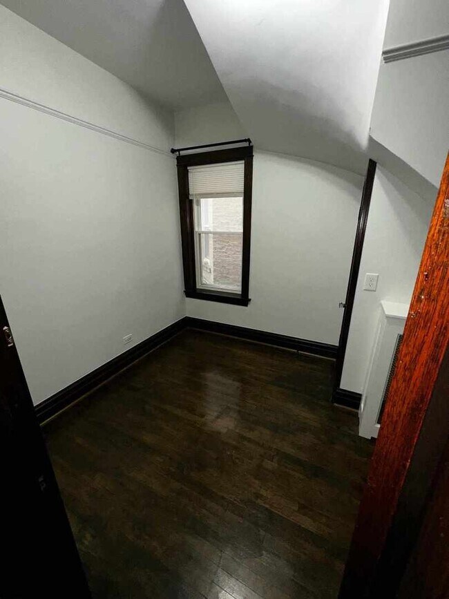 Building Photo - 2532 N Avers Ave