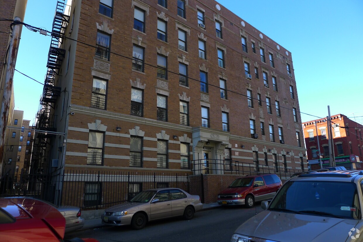 Building Photo - 620 E 170th St