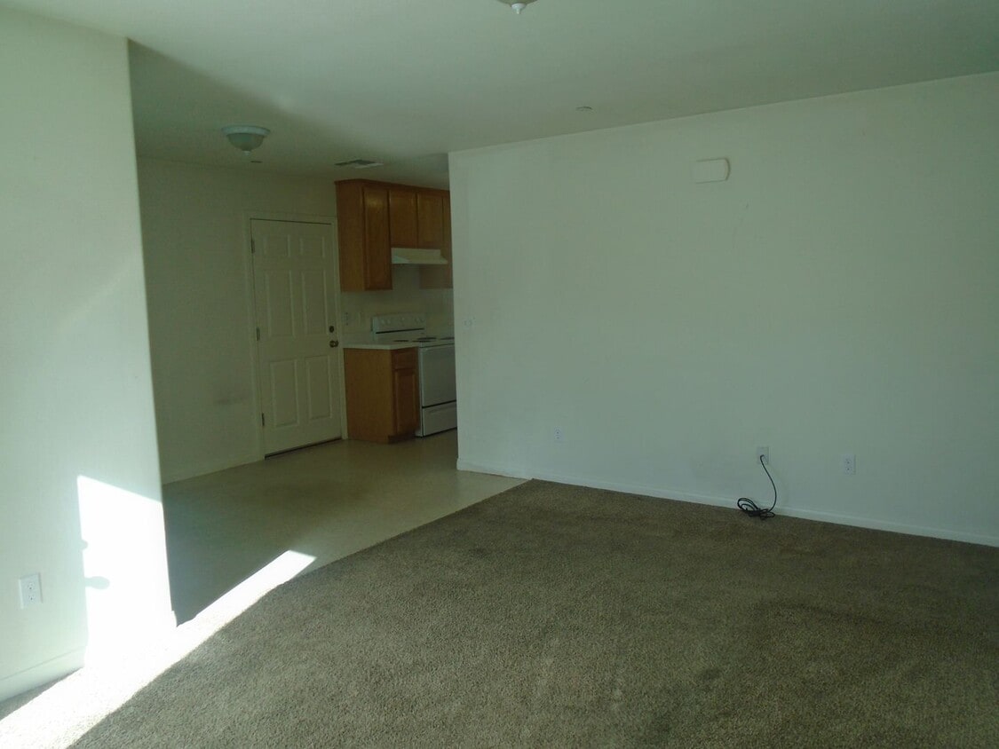 Building Photo - 616 W Day Ave