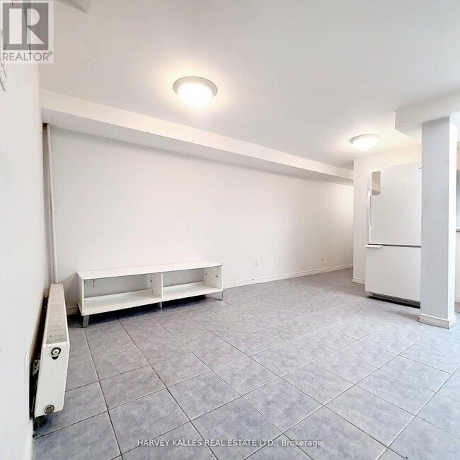 Building Photo - 4 Poplar Plains Crescent