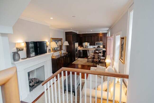Foto del edificio - Spacious 1-Bedroom Fully Furnished Townhome in Historic Charleston!