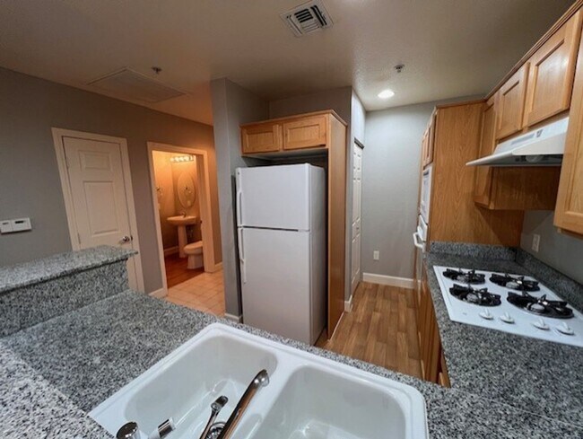 Building Photo - Stunning 1-Bedroom, 1-Bathroom Condo in Guard Gated Park Avenue's Luxury Midrise, Conveniently Lo...