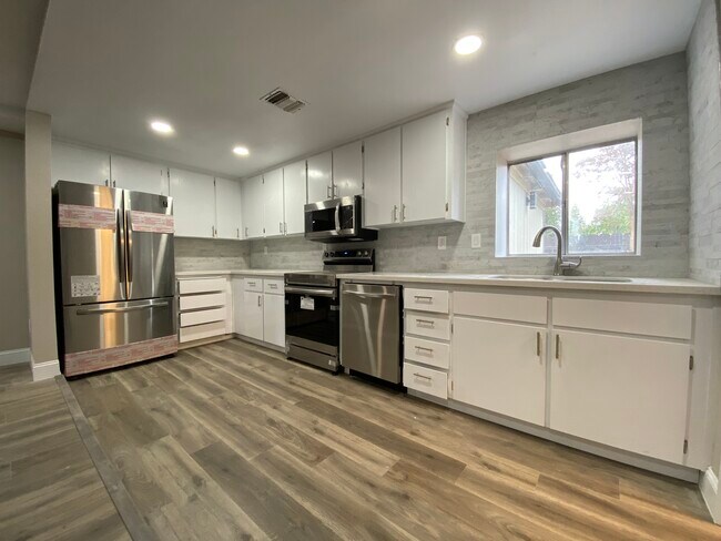 Building Photo - 1116 E Fremont Ave