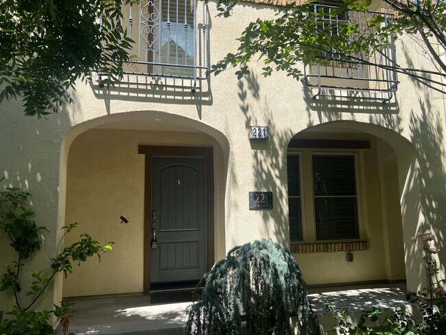 Foto del edificio - Beautiful 3 bed 3.5 bath Townhouse with A/C in Mountain View. Blocks from Downtown.
