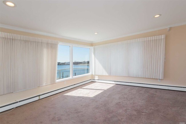 Building Photo - 213 W Shore Dr