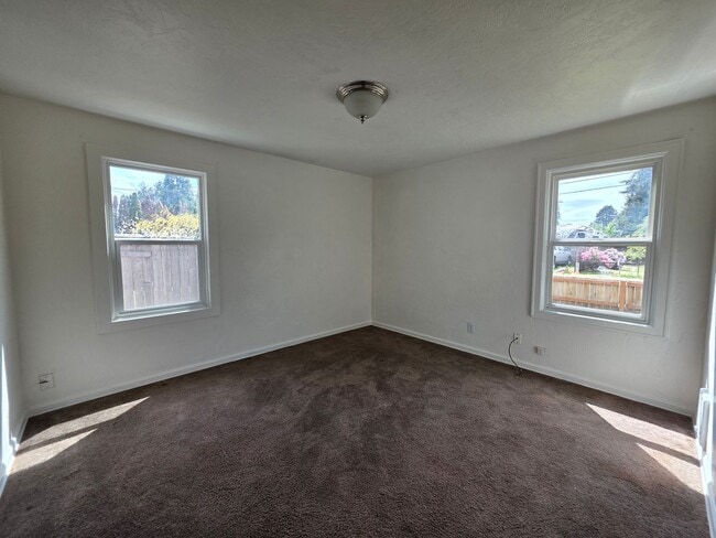 Building Photo - 4 Bedroom, 1 Bath