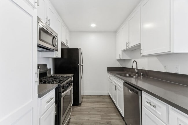 Interior Photo - 7057 Lanewood Ave