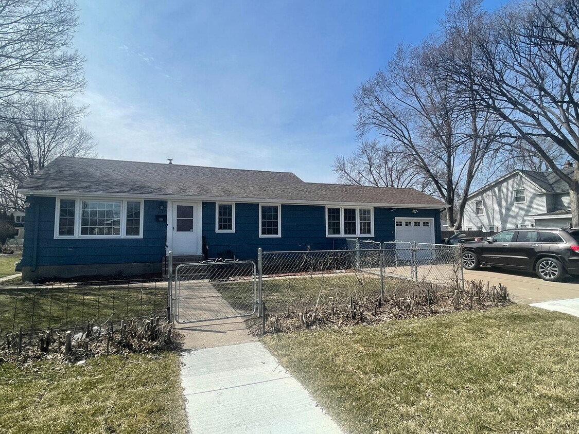 Primary Photo - Rare robbinsdale home for lease