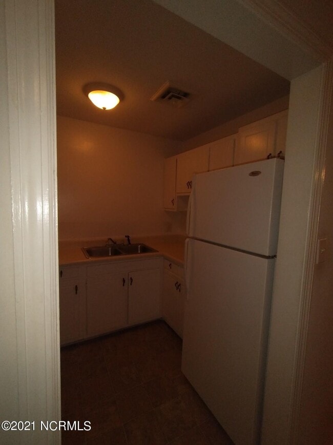 Building Photo - 2400 Griffin Ave