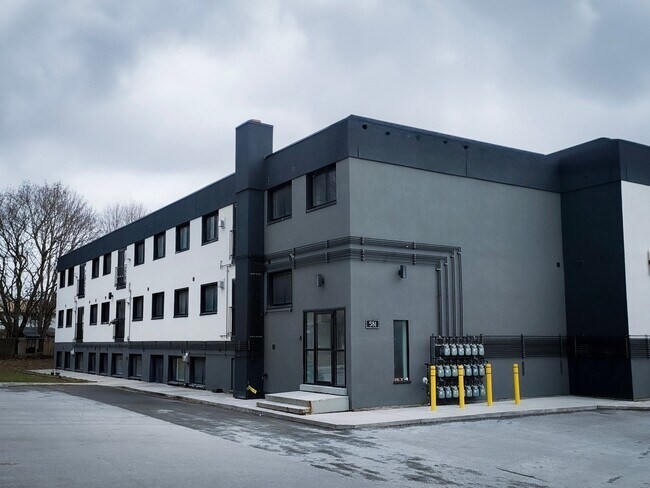 Photo du bâtiment - McLennan Suites