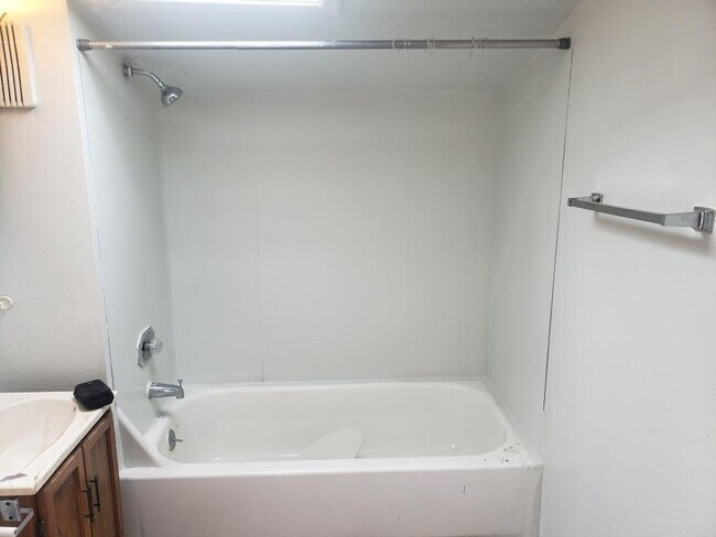 Foto del edificio - 638 Miles Ave