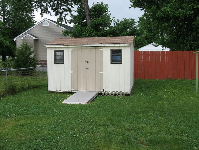 Building Photo - 706 S Kalmia Ave