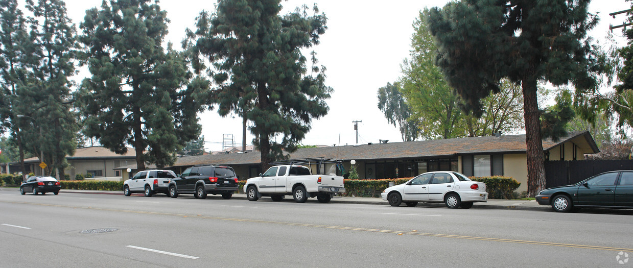 Foto del edificio - Claremont Village Green