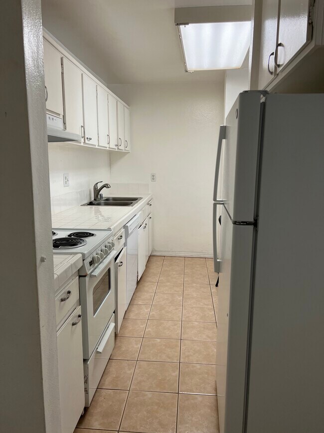 Kitchen with new range hood, new disposal, newer fridge - 3050 Rue Dorleans