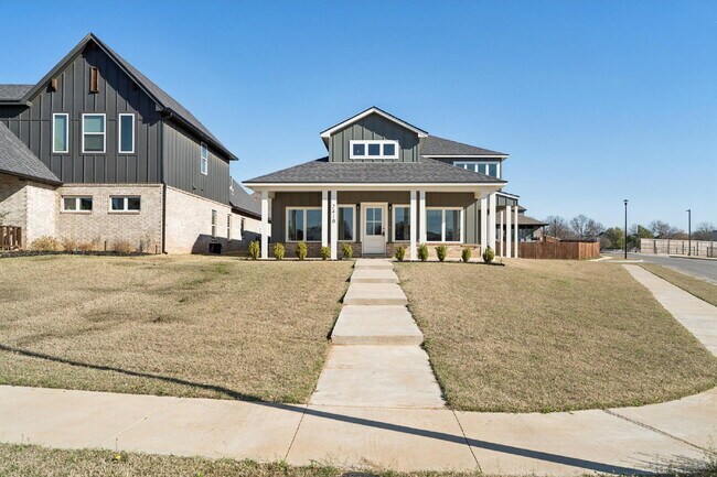 Foto del edificio - Fully Furnished 4 Bedroom + Bonus Room