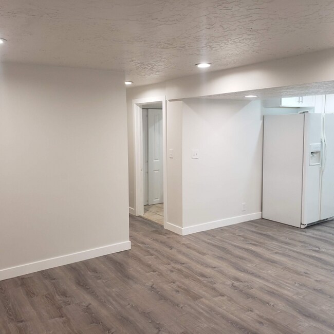 Building Photo - 802 E 350 N