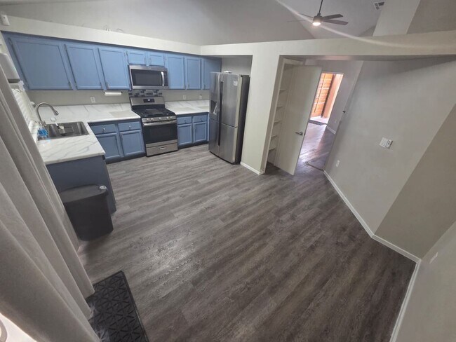 Building Photo - 3-bedroom, 2-bathroom home located in the vibrant city of Las Vegas, NV.
