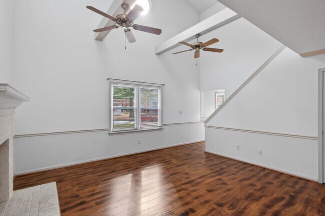 Building Photo - Yorktown Townhouse