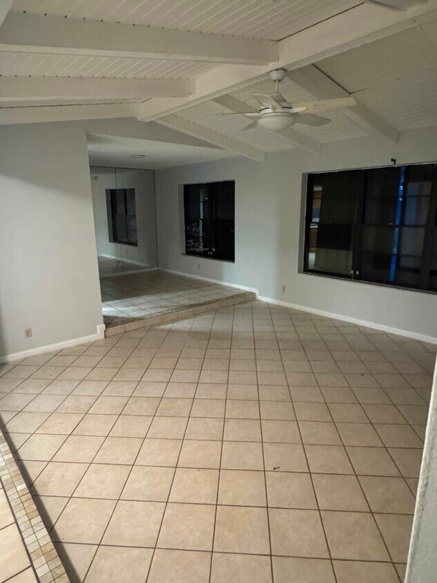 Foto del edificio - 844 Ryanwood Dr