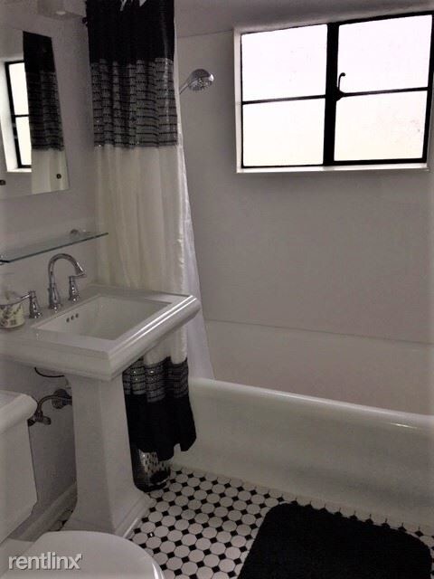 Building Photo - 1 br, 1 bath Condo - 4200 11th Ave NE Apt 16