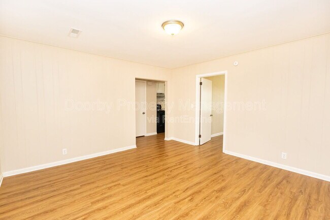 Building Photo - 207 Memorial Dr