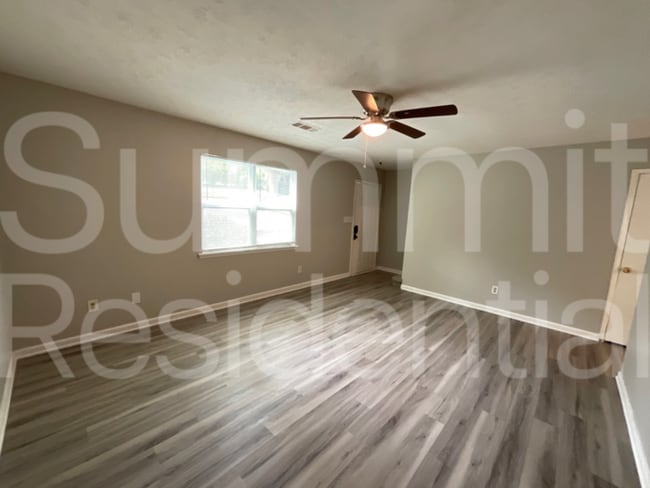 Building Photo - 5950 Stonewall Dr