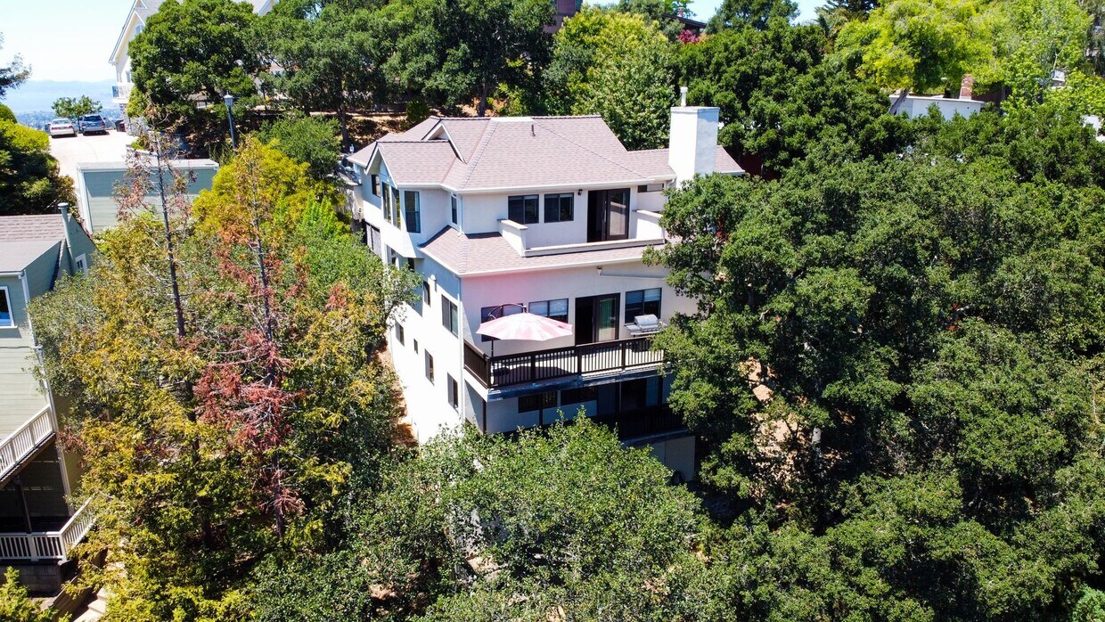 Foto principal - Beautiful Home in the Oakland Hills with v...