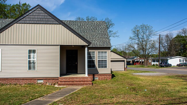 Building Photo - Duplex close to Tech with detached garage!