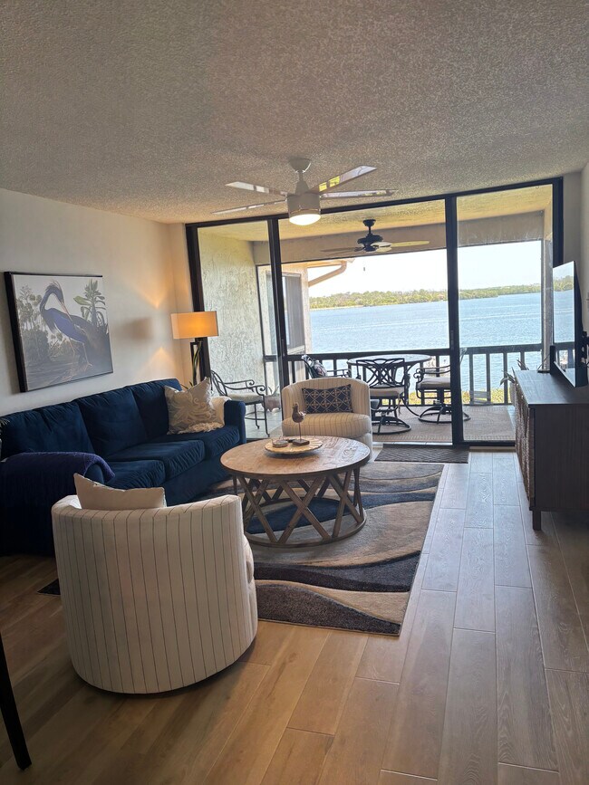 Área de estar principal - 1813 Mariner Dr