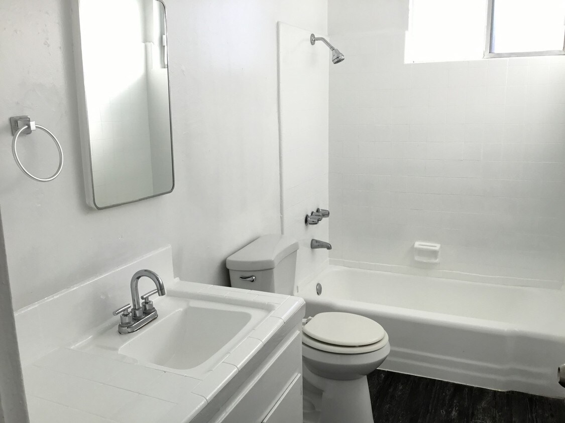 Foto del edificio - 1535 W 35th St