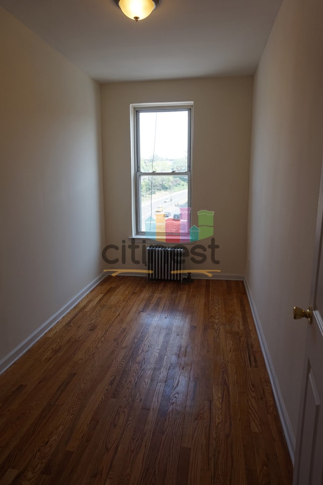 Building Photo - 606 5th Ave