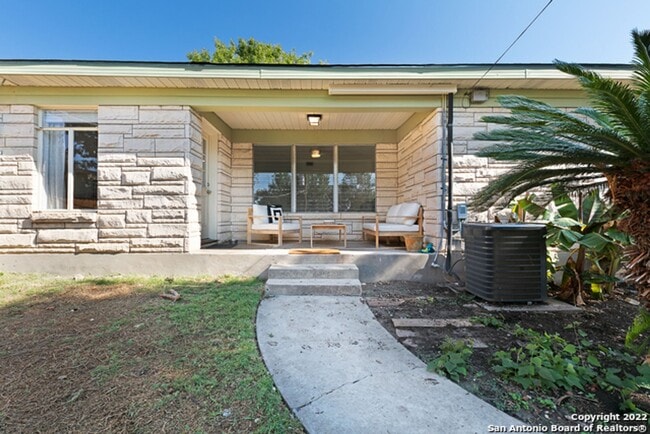 Building Photo - ~~COZY 3BD/2BA HOME! HIGHLANDS HIGH SCHOOL!!~~