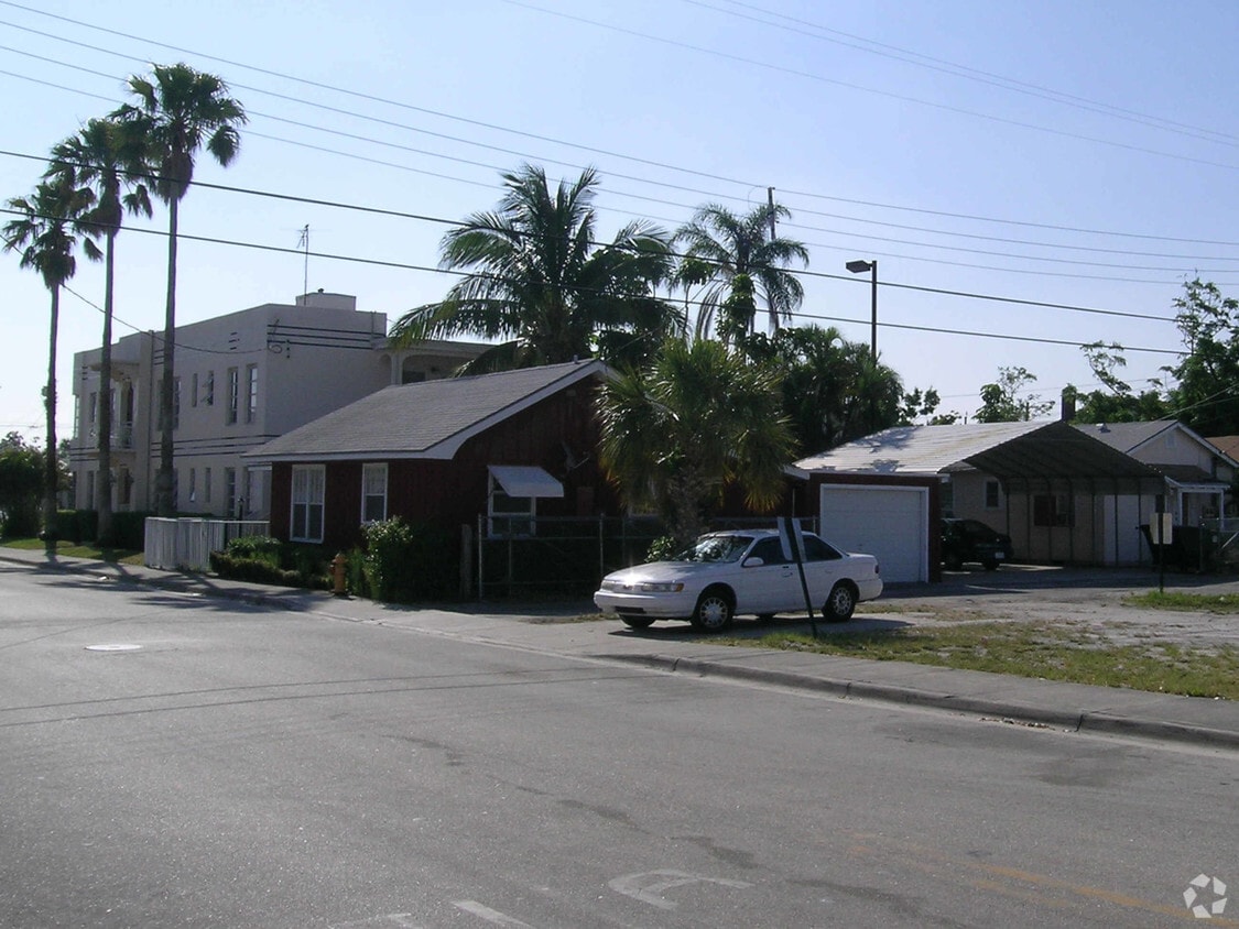 Building Photo - Deshon Apartments