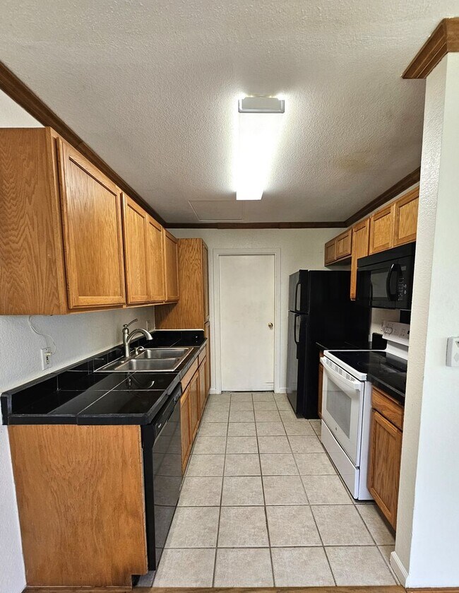 Foto del edificio - Tranquil 3 bd, 1.5 bath with GARAGE & PHOTOVOLTAIC
