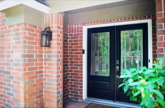 Double-door entry makes move in a breeze - 2 Arnica Ct