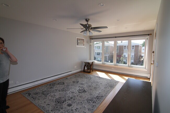 Building Photo - 5808 W Addison St