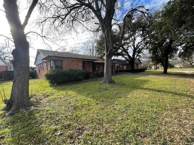 Lots of space for your children to play in a quiet neighborhood! - 1848 Swan Dr