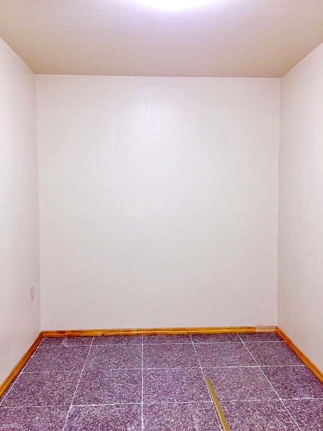 Foto del edificio - 5315 Roosevelt Ave