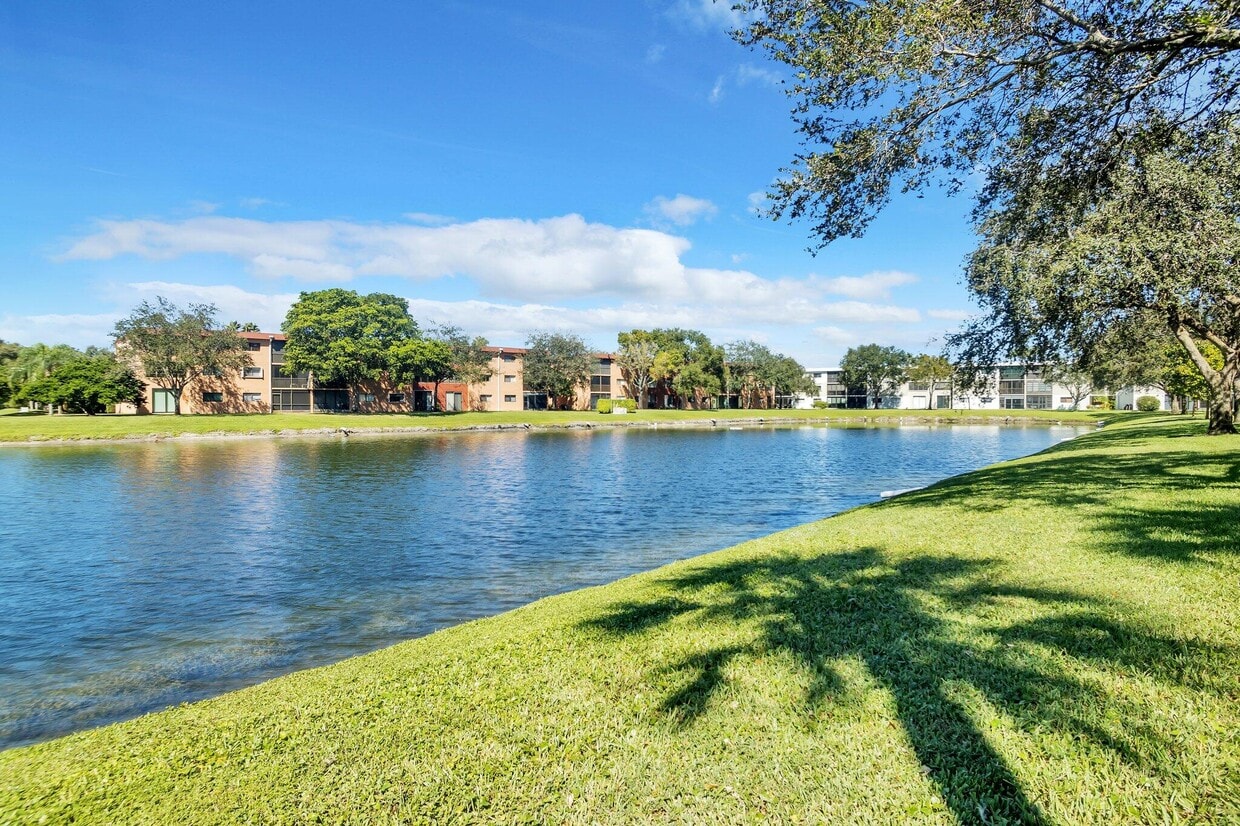 5550 Witney Dr Unit E 104, Delray Beach, FL 33484 Condo for Rent in