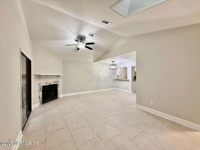 Foto del edificio - 3801 Crown Point Rd