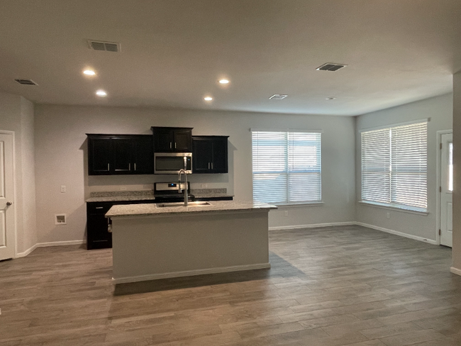 Foto del edificio - 9025 Eagles Landing Dr