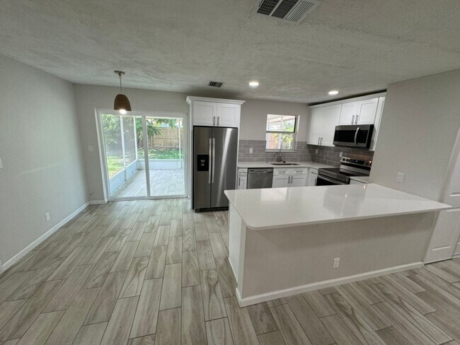 Building Photo - Location Annual Single Fam Rental Pets ok