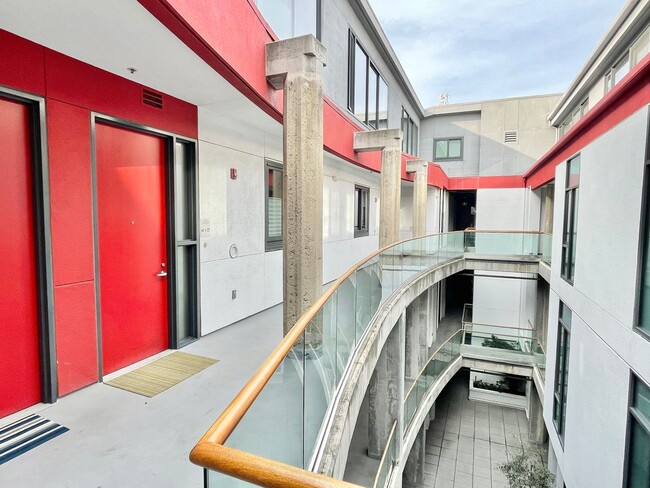 Building Photo - Beautiful Two Level 2 bed/2 bath in South ...
