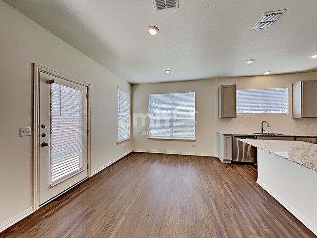 Foto del edificio - 2725 Lillybrook Ln